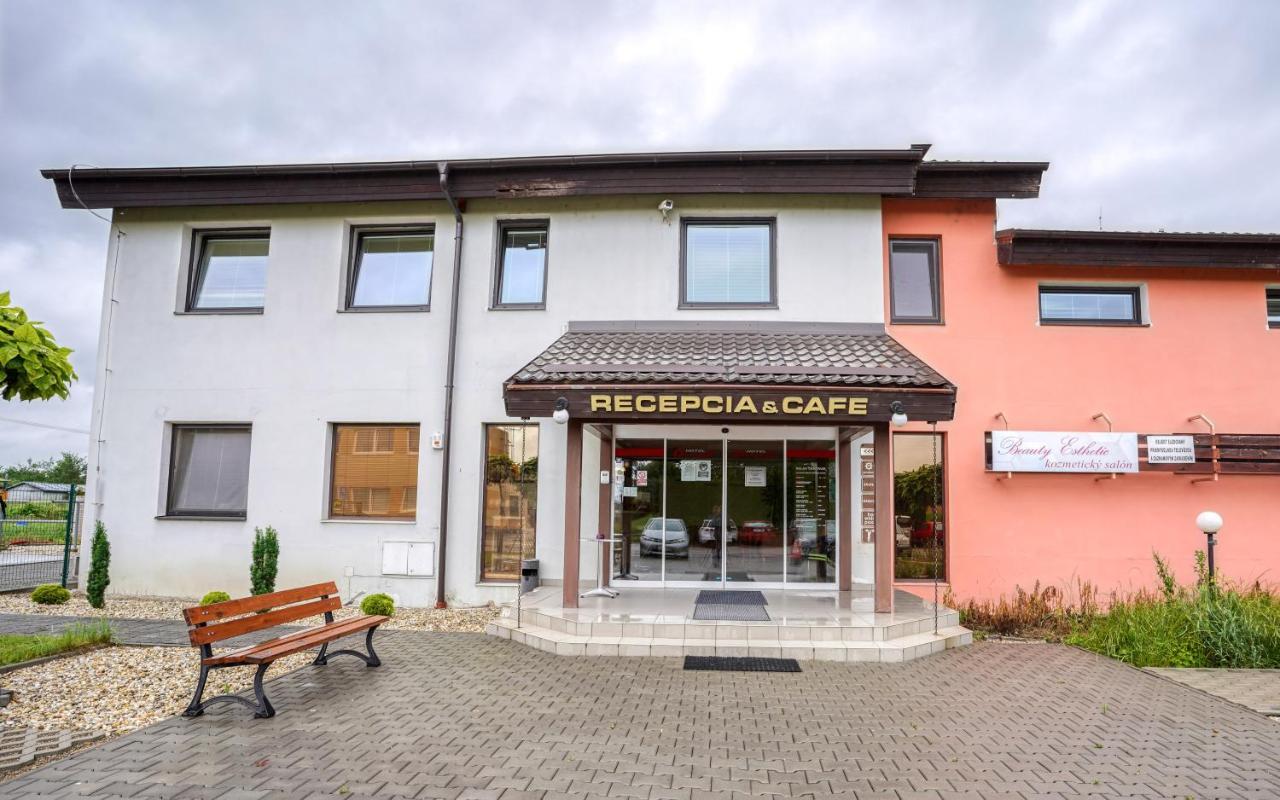 Hotel Dynamic Nova Dubnica Экстерьер фото